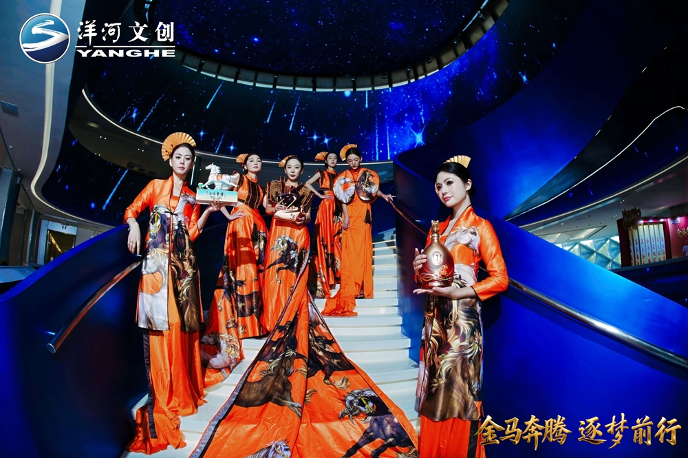 【营销速览】十二载生肖系列圆满收官，，，，，，，“HJC黄金城官方网站·金马奔腾”生肖酒压轴登场9.jpg